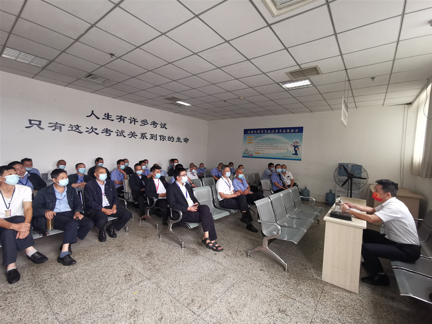 落實主體責(zé)任，推動安全發(fā)展_副本